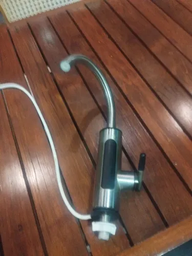 Torneira elétrica quente e fria