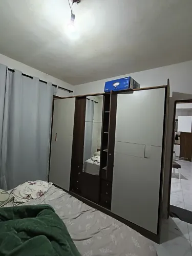 Guarda-roupa casal com espelho