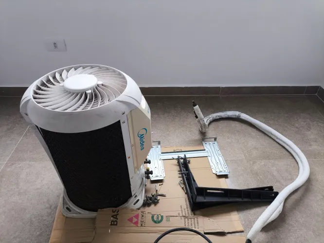 Ar Condicionado Split Midea 9.000 BTUs - 220V