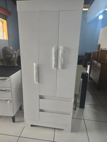 Guarda- roupa 3 pprtas e 2 gavetas valor 690 reais
