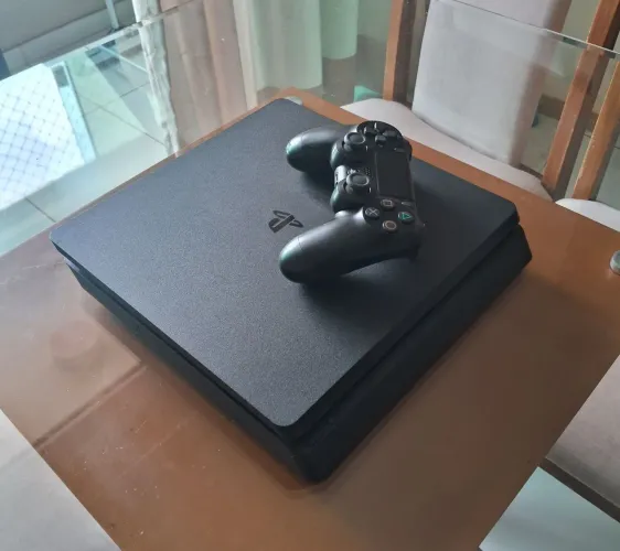 Playstation 4 Slim seminovo, com 1TB de armazenamento