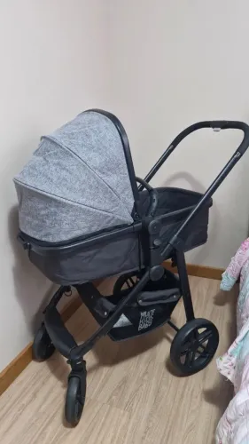 Carrinho de bebê com moisés