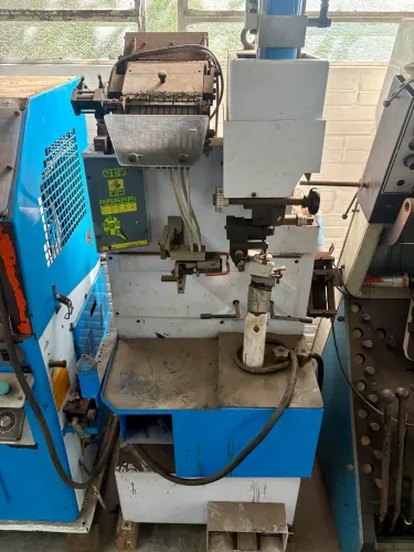 Máquina de pregar saltos