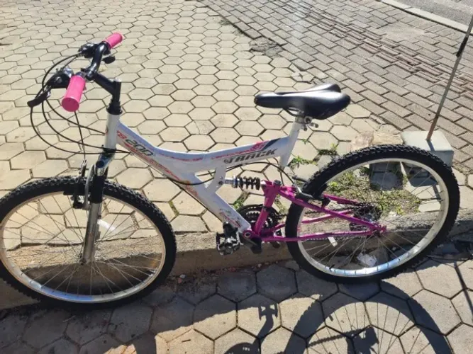 Vendo lindas bikes semi novas com 18 marchas aro 26 com amortecedores