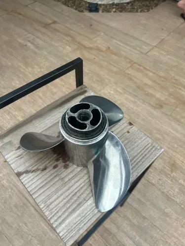 Hélices Volvo Penta F6 Inox (1 nova / 1 amassada)