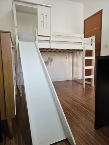 Cama casinha com escorregador