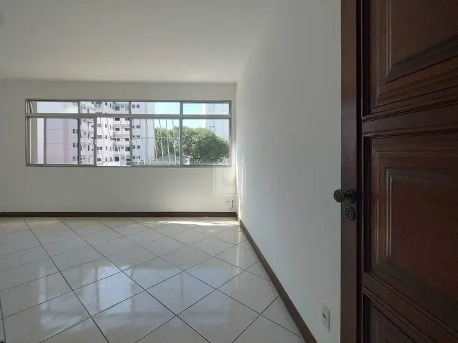 Lívia Machado Imóveis aluga apartamento 03 quartos, com 150m², na Praia do Canto