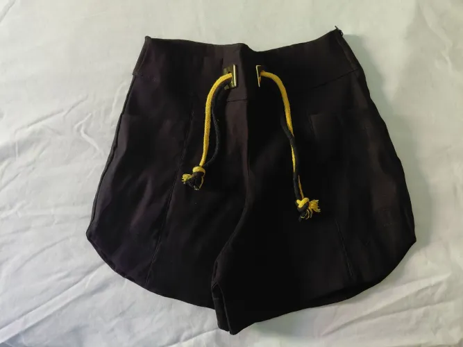 Short preto com cordão