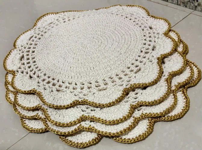 kit de 4 sousplat de crochê na cor cru com detalhes em dourado. medindo 38cm