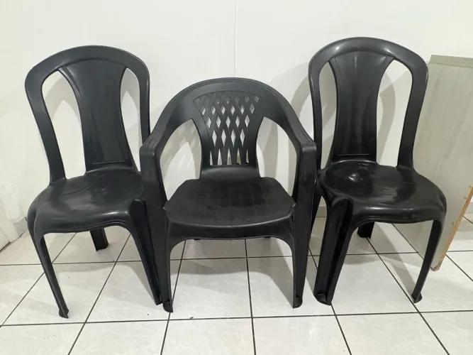 Kit com 3 cadeiras, 1 mesa e 2 banquetas de plástico.