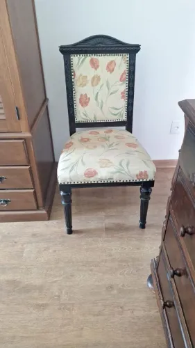 Guarda roupa e cadeira