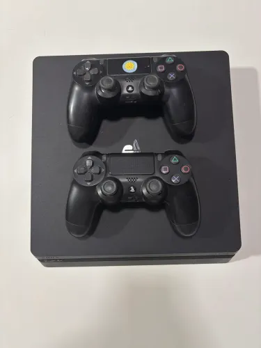 Playstation 4 + Teclado em espanhol e mouse