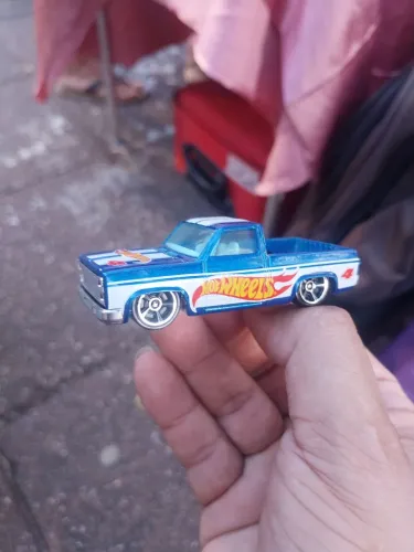 Hot Wheels '83 Chevy Silverado na escala 1:64