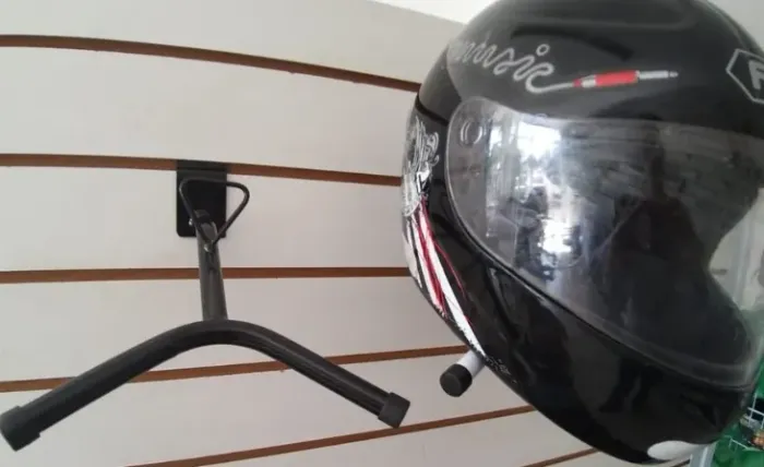 2 Suportes para capacete, Parede ou painel canaletado
