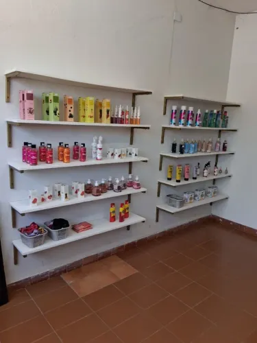 10 prateleiras seminovas. Acompanha as mãos francesas.