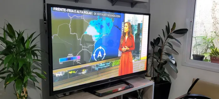 TV LCD 60 polegadas. Já tem conversor digital e não é smart. Muito bem conservada .