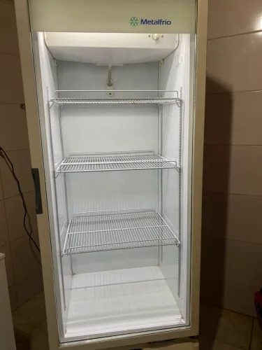 Vendo cervejeira/refrigerador Metalfrio, usada.