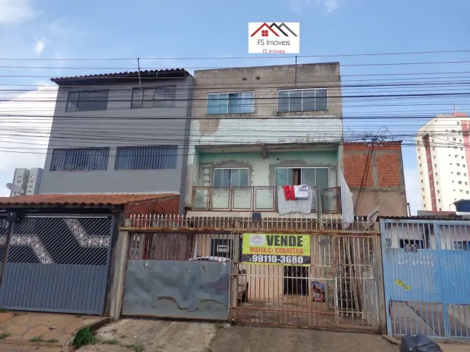 QR 110 Sobrado com 3 Casas com 2 Quartos Lado Metrô Escriturado em Samambaia Sul DF