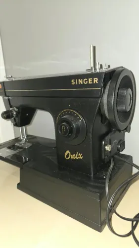Máquina Costura Singer Onix Reta Com Motor Preto 127v