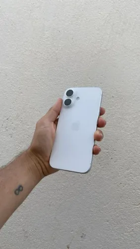 Vendo ou Troco iPhone 16 5G 128GB zero sem marcas de uso tá novo funcionando tudo.