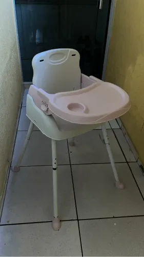 Cadeirinha de alimentação menina