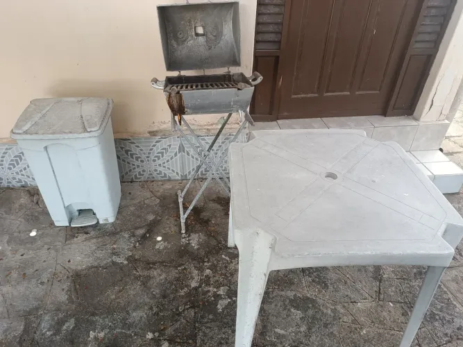 Churrasqueira grande, vai mesa de plástico e lixeira grande de brinde