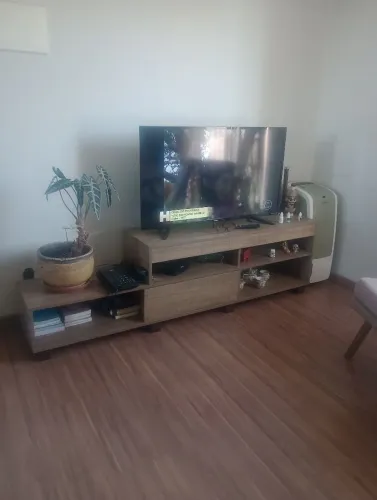 Rack para TV 1,80m Amadeirado | Moderno c/ Nichos | Ótimo Estado
