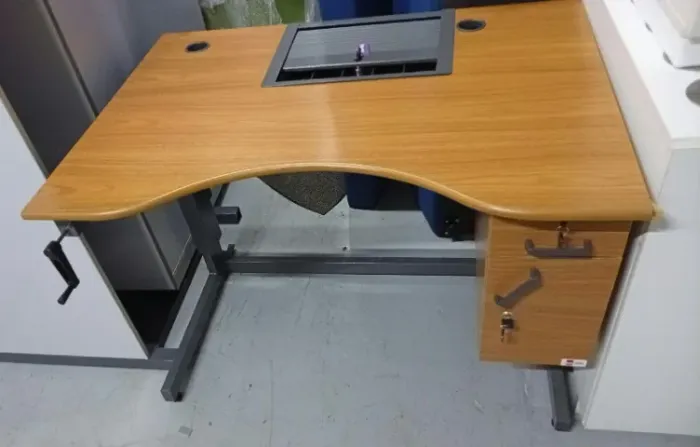 Mesa de check-out com regulagem de altura