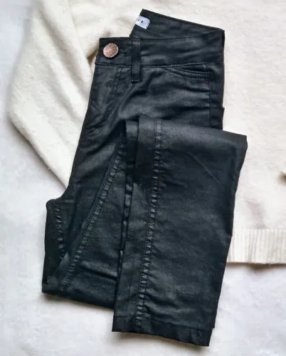 Calça jeans resinada Slim (FEMININA) 
