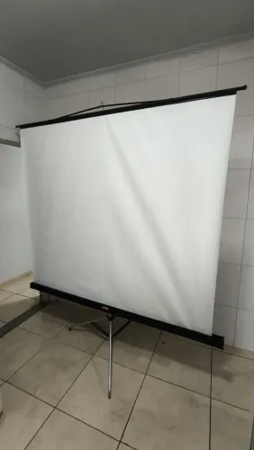 Tela de Projeção com Tripé 2,00 x 2,00m Retrátil - Ótimo Estado