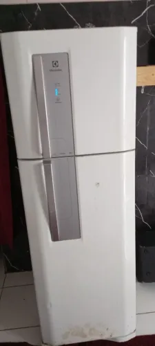 Geladeira Eletrolux 2 portas - liga, mas não gela - R$ 400