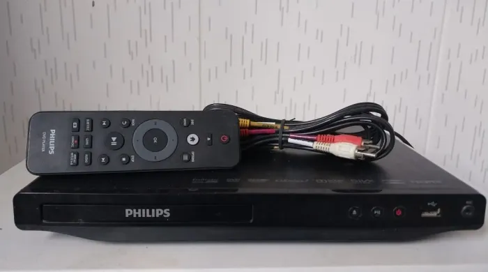 UM LEITOR DVD PHILIPS HDMI VALOR R$ 130,00