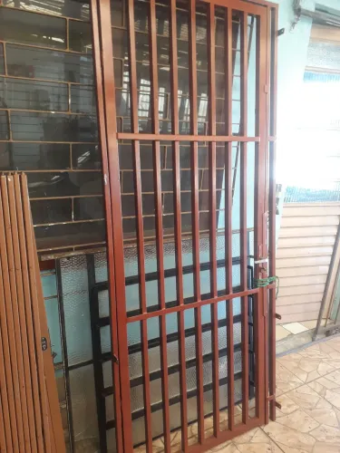 Barbada  GRADE toda de tubo metalon 90x210 com chave e porta cadeado 