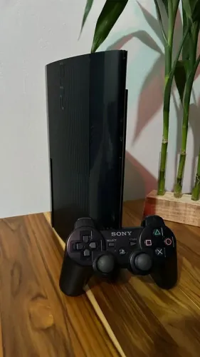 PS3 Super Slim Desbloqueado (HEN) + Controle Original + Jogo