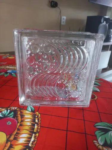 Tijolos  de vidro com detalhes 
