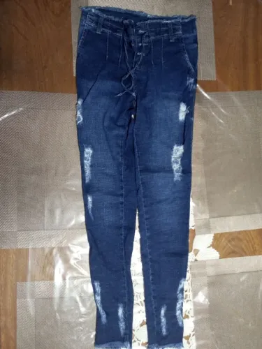 Calça jeans feminina número 38. Estilosa.