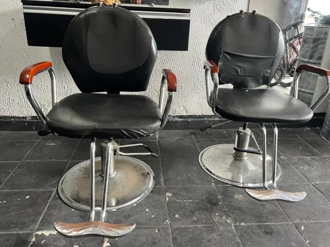 Vendo duas cadeiras de barbearia, três ninhos, uma bancada e três quadros para barbearia