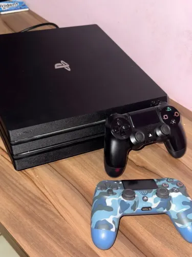 PlayStation 4 Pro 1TB + 2 controles