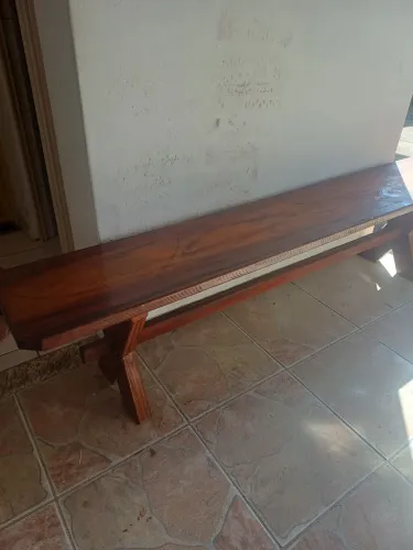 Banco de madeira maciça