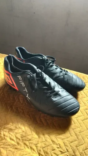 Vendo chuteira de campo Umbro Fifty, tamanho 43.