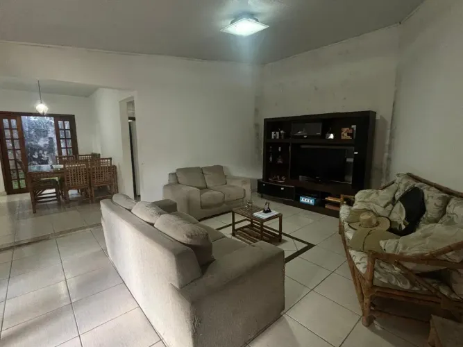 Casa para Locação com 3 Quartos, Quintal Espaçoso e Espaço para Oficina