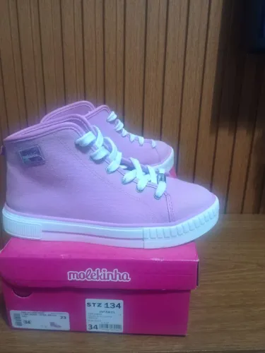 Vendo dois calçados feminino infantil um novo e outro semi novo .