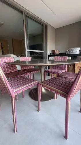 Mesa de jantar redonda e 6 cadeiras