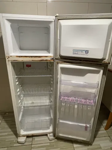 Vendo essa geladeira conservada