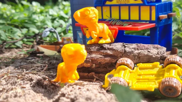 Velociraptor Kinder Joy jurassic world funko usado