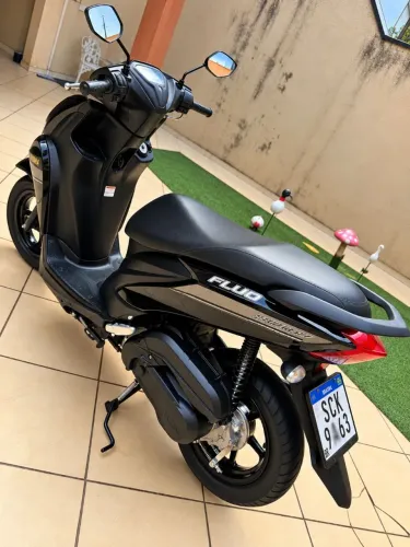 Yamaha Fluo 2022 - 18 mil km - Completa e muito bem conservada