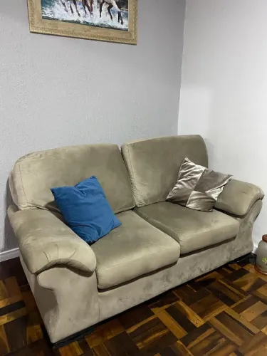 VENDO SOFÁ 3 E 2 LUGARES<br>Vendo conjunto de sofás 3 e 2 lugares, na cor bege/areia