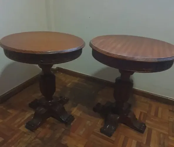 Mesa lateral antiga de madeira