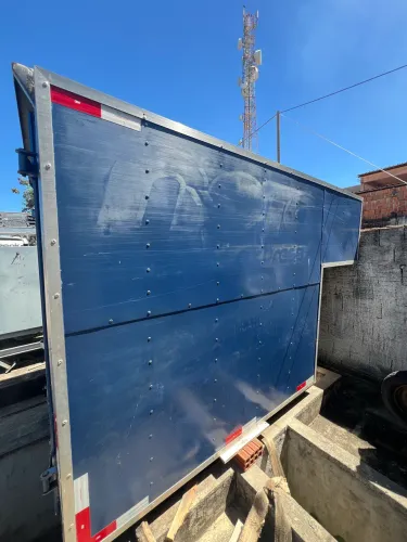 ? VENDE-SE CARROCERIA BAÚ - ALUMÍNIO COM CHAPÉU