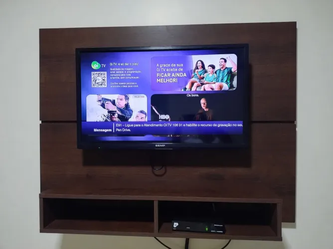 Painel para TV 32'. Bem conservado e estrutura resistente